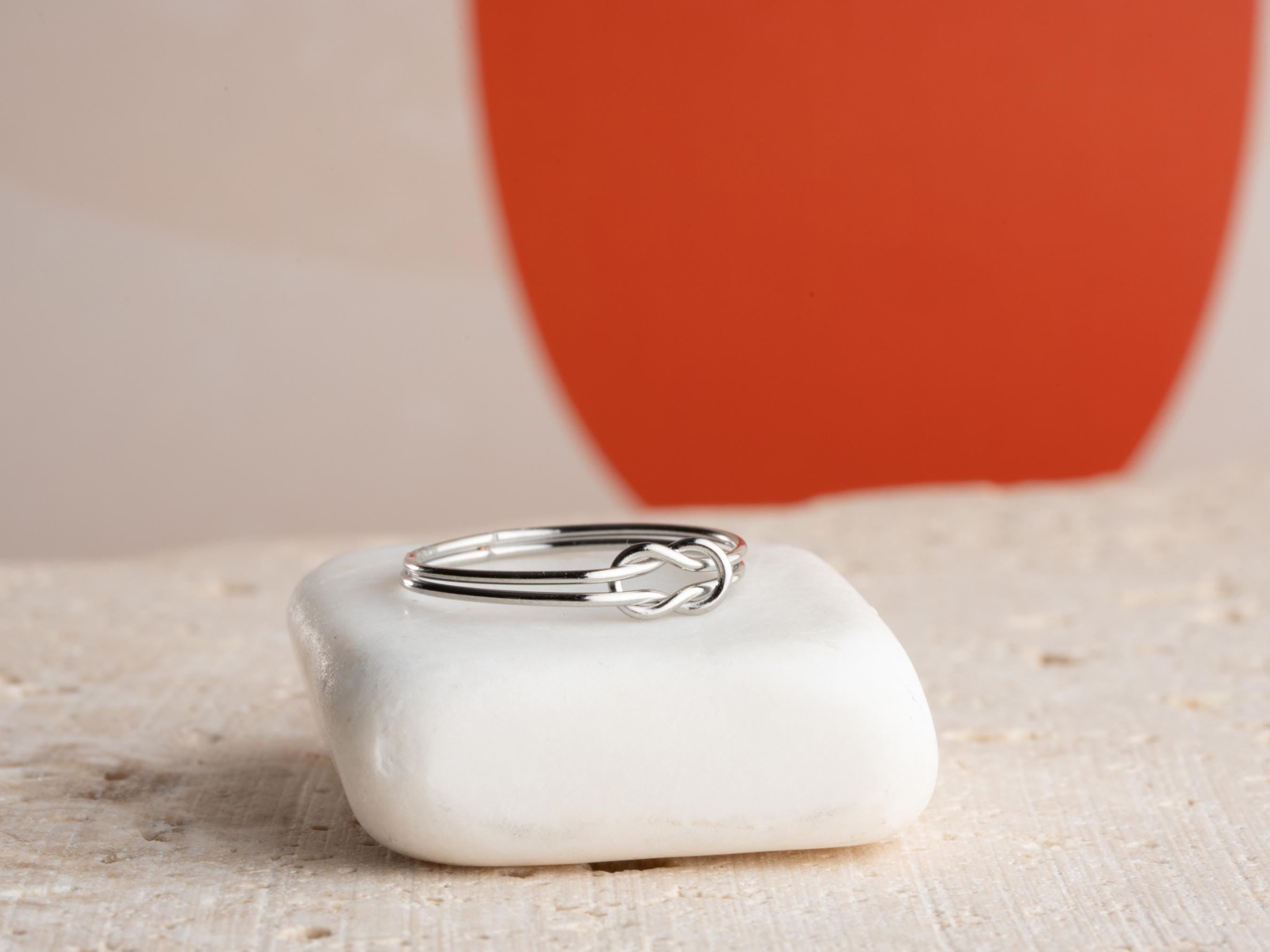 Elegant Knot Ring