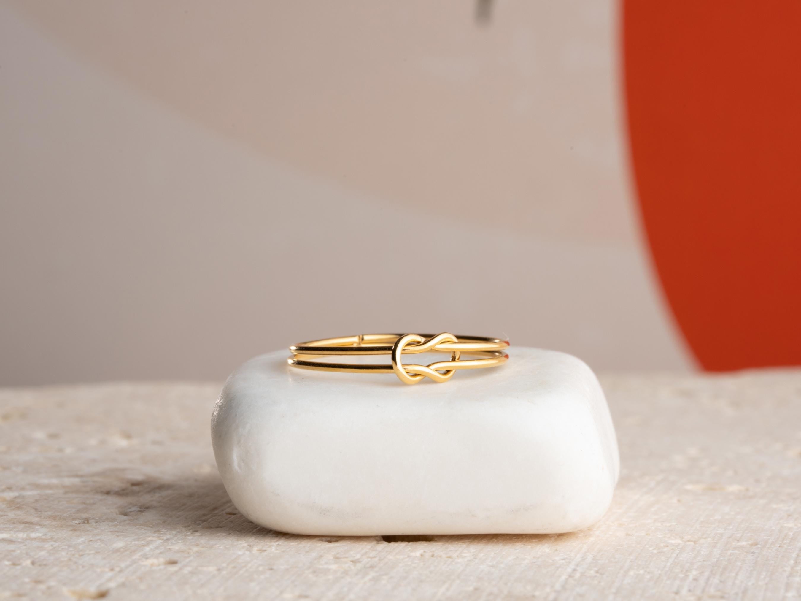 Elegant Knot Ring